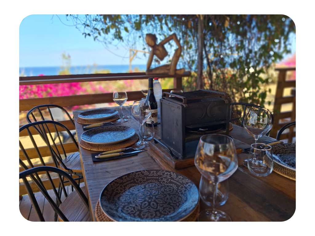 Une table dresser avec un brasero au restaurant. 